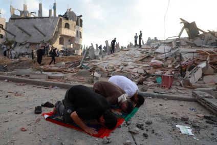 Muçulmanos palestinos fazem oração do Eid Al-Fitr