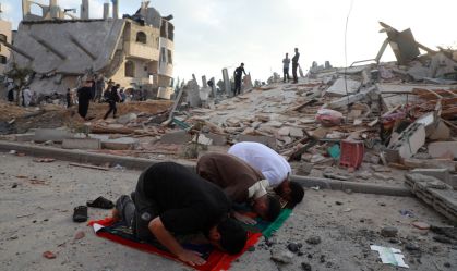Muçulmanos palestinos fazem oração do Eid Al-Fitr