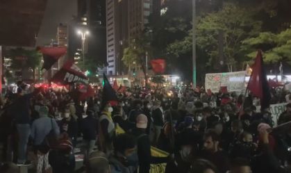 Manifestantes protestaram na Avenida Paulista pedindo o fim do racismo