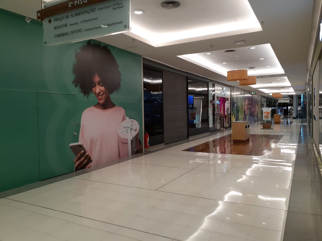 Vista interna de shopping center em São Paulo