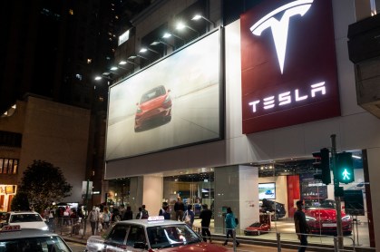 Concessionária Tesla em Hong Kong; vendas da companhia na China estão em queda