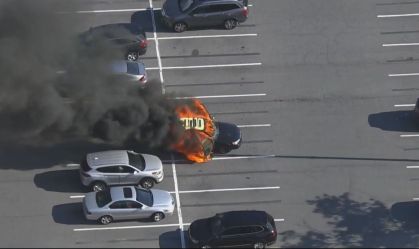 Carro pega fogo após homem usar álcool em gel e acender cigarro; veja imagens
