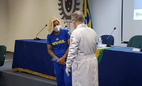 A atleta  Ana Marcela Cunha, da maratona aquática, ao lado de Queiroga