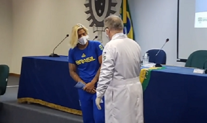 A atleta  Ana Marcela Cunha, da maratona aquática, ao lado de Queiroga