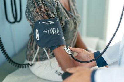 Médico medindo pressão arterial
