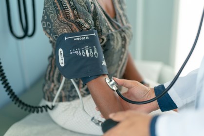 Médico medindo pressão arterial