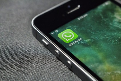 Celular com o aplicativo WhatsApp
