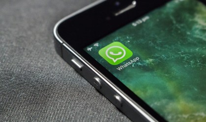 Celular com o aplicativo WhatsApp