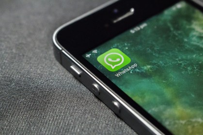 Celular com o aplicativo WhatsApp