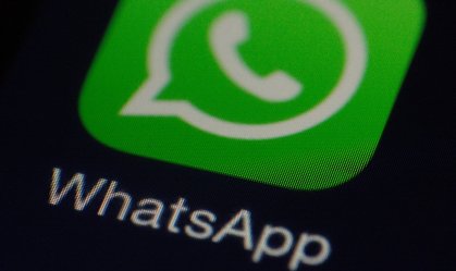 Tela de celular com o app de mensagens WhatsApp