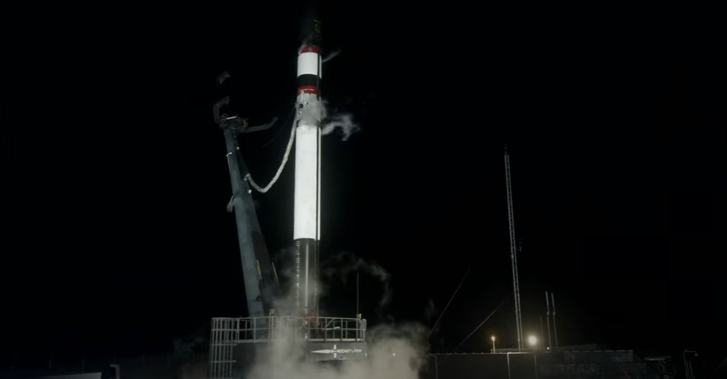Foguete Electon da RocketLab sendo preparado para ser lançado