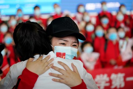 Agente de saúde comemora fim do isolamento em Wuhan, na China