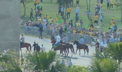 A cavalo, Jair Bolsonaro (sem partido) participa de manifestação (15.Mai.2021)