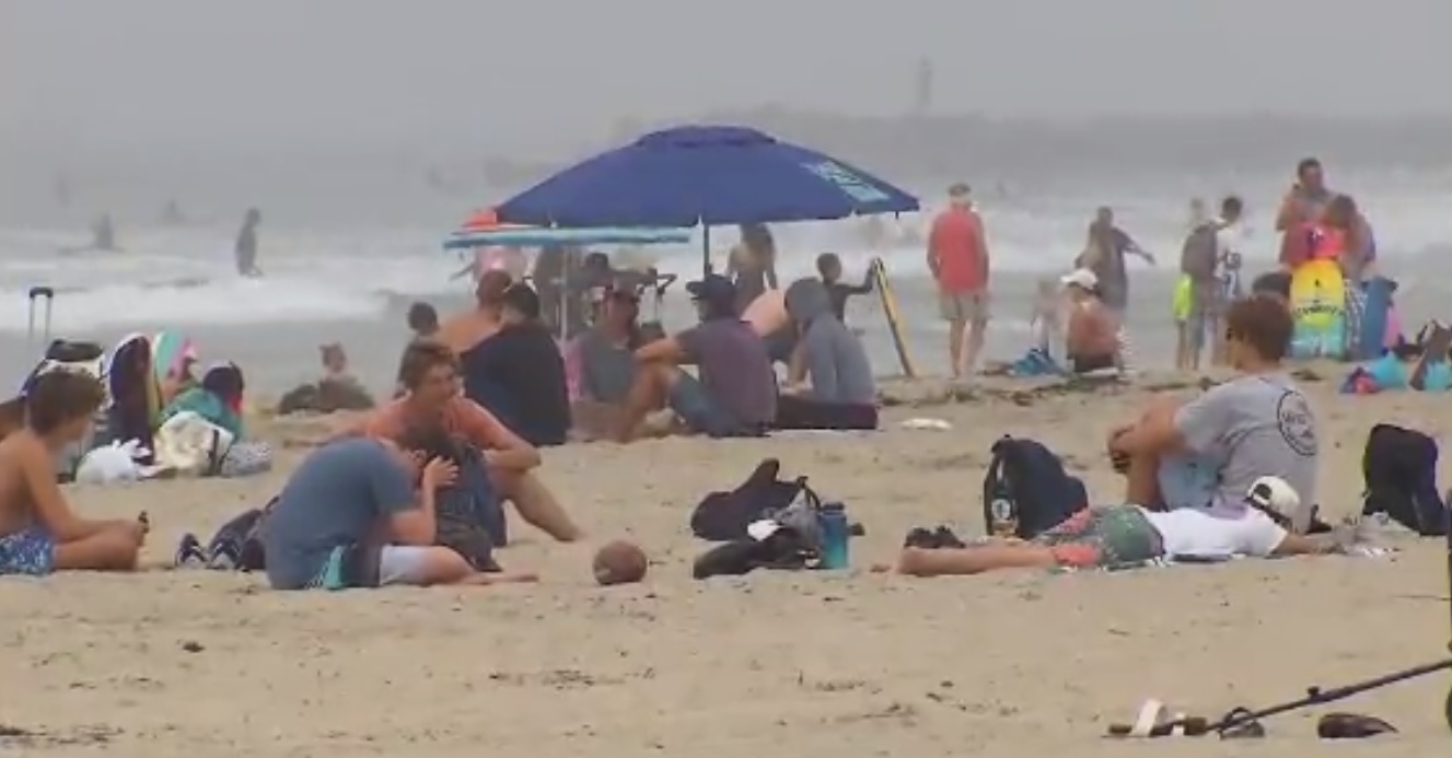 Milhares de pessoas lotaram as praias do sul da Califórnia no fim de semana