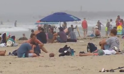 Praias da Califórnia lotam em meio à pandemia
