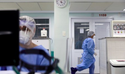 Médicos lutam para atender pacientes com coronavírus