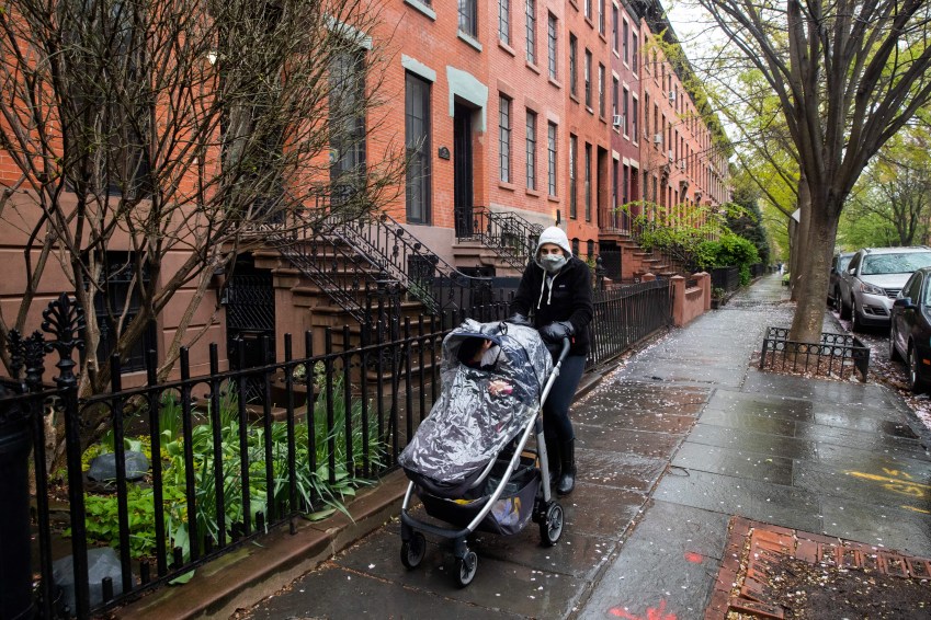 Mulher passeia com seu bebê no carrinho nos Estados Unidos / 26 de abril de 2020 / Foto: Jeenah Moon/Reuters