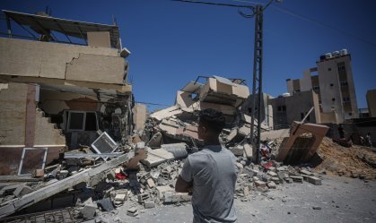 Escombros de uma casa destruída por ataques aéreos israelenses ao sul de Gaza