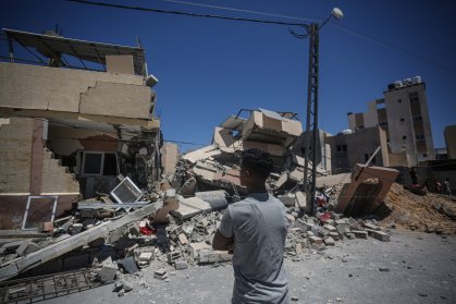 Escombros de uma casa destruída por ataques aéreos israelenses ao sul de Gaza