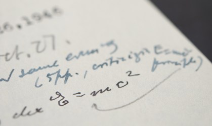 Carta escrita por Einstein com equação da relatividade é vendida por US$ 1,2 mi
