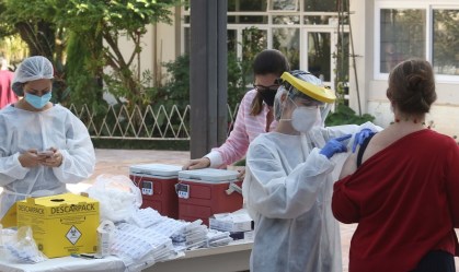 Vacinação contra o coronavírus em Botucatu, interior de São Paulo