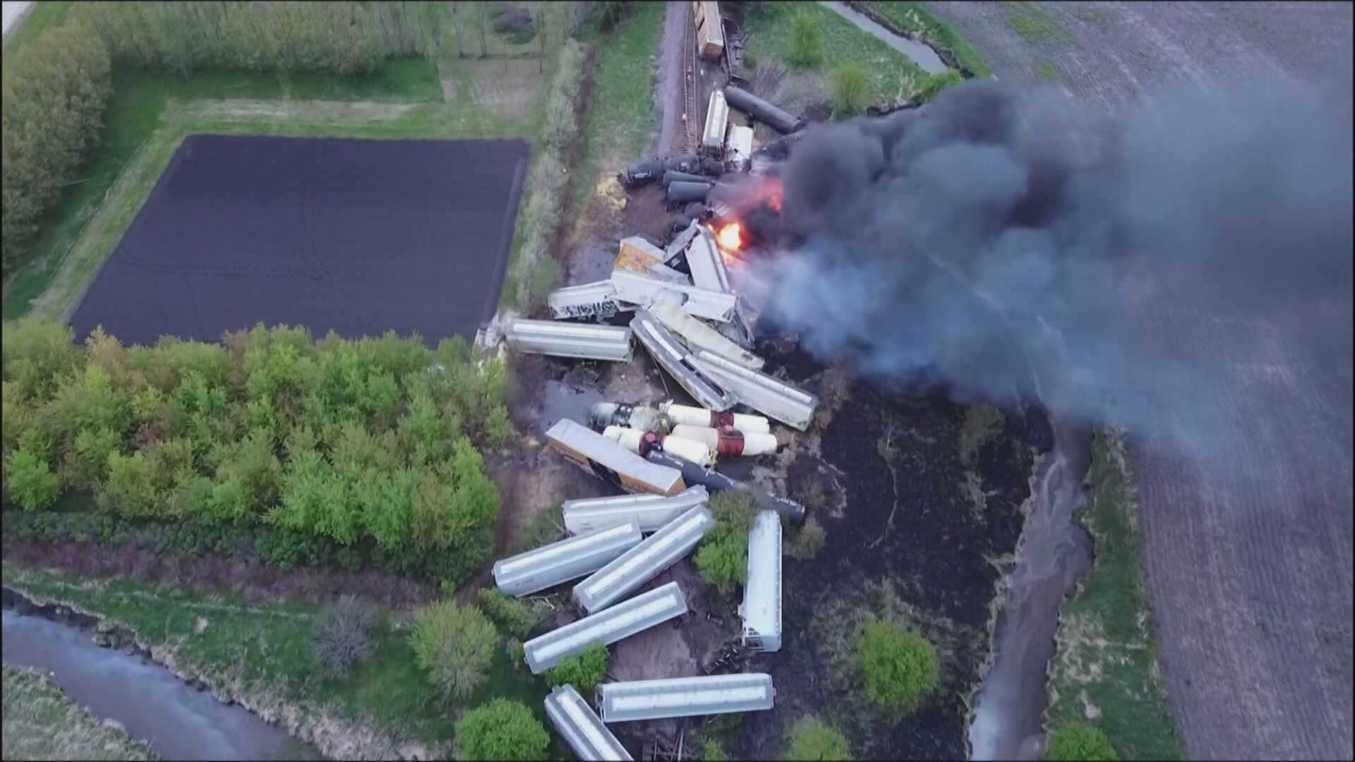 Trem de carga descarrila e pega fogo nos Estados Unidos