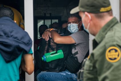 Imigrantes ilegais são enviados para o controle de fronteiras