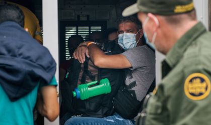 Imigrantes ilegais são enviados para o controle de fronteiras