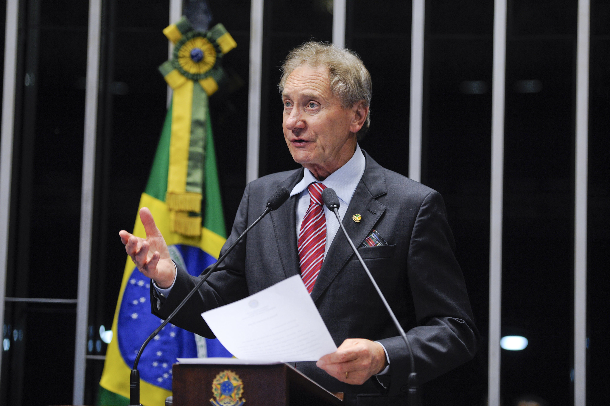 Casildo Maldaner em discurso no Senado, em 2014