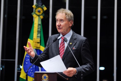 Casildo Maldaner em discurso no Senado, em 2014