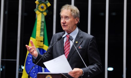 Casildo Maldaner em discurso no Senado, em 2014