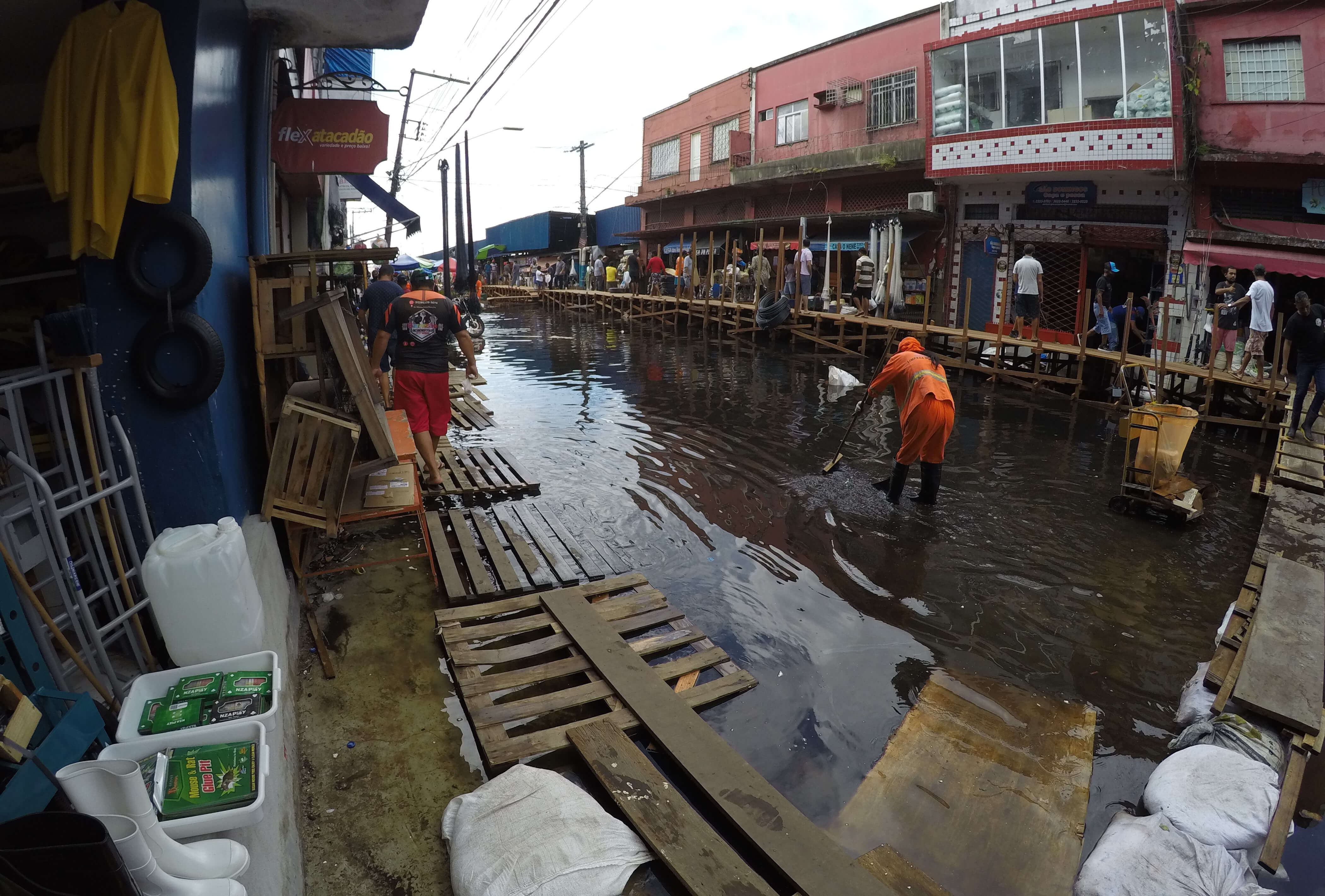 Alagamento na rua Barão de São Domingos, no centro de Manaus