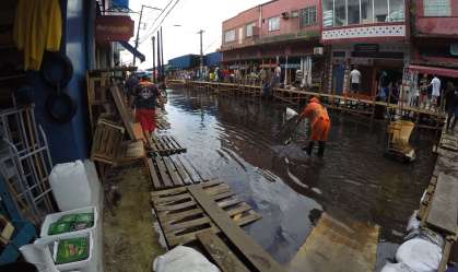 Alagamento na rua Barão de São Domingos, no centro de Manaus