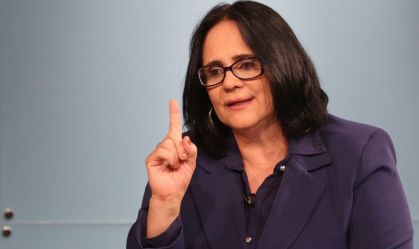 Damares prepara plano de contingência contra violência doméstica na quarentena