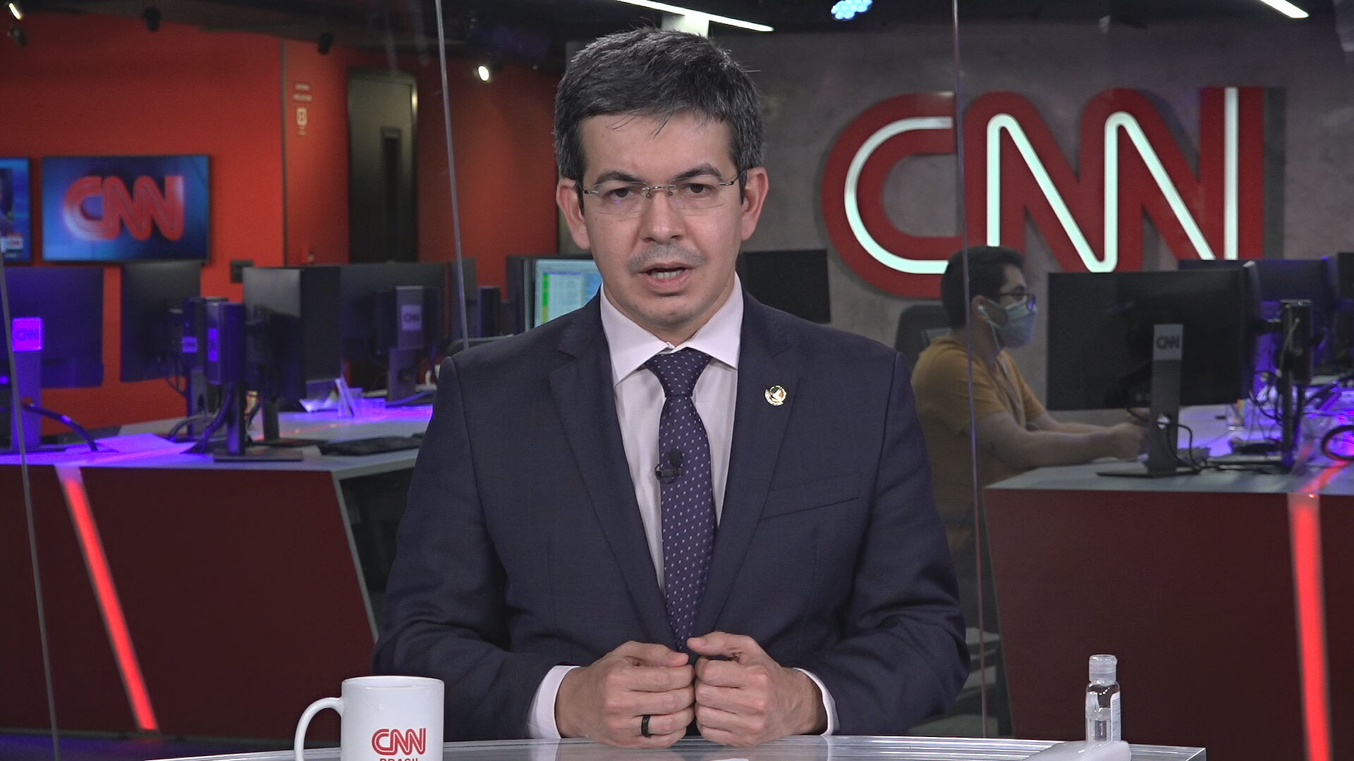 O senador Randolfe Rodrigues conversou com a CNN sobre a CPI da Covid