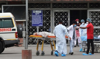 Paciente com Covid-19 é transportada para hospital na Índia