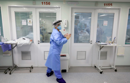 Profissional da saúde em UTI para pacientes de COVID-19 em hospital de Porto Ale