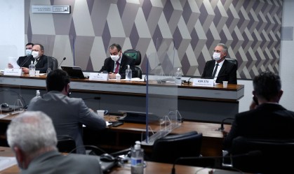 O ex-ministro da Saúde Eduardo Pazuello (E) é ouvido na CPI da Pandemia