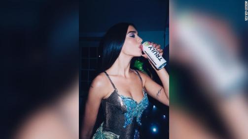 Dua Lipa bebendo uma Truly Hard Seltzer