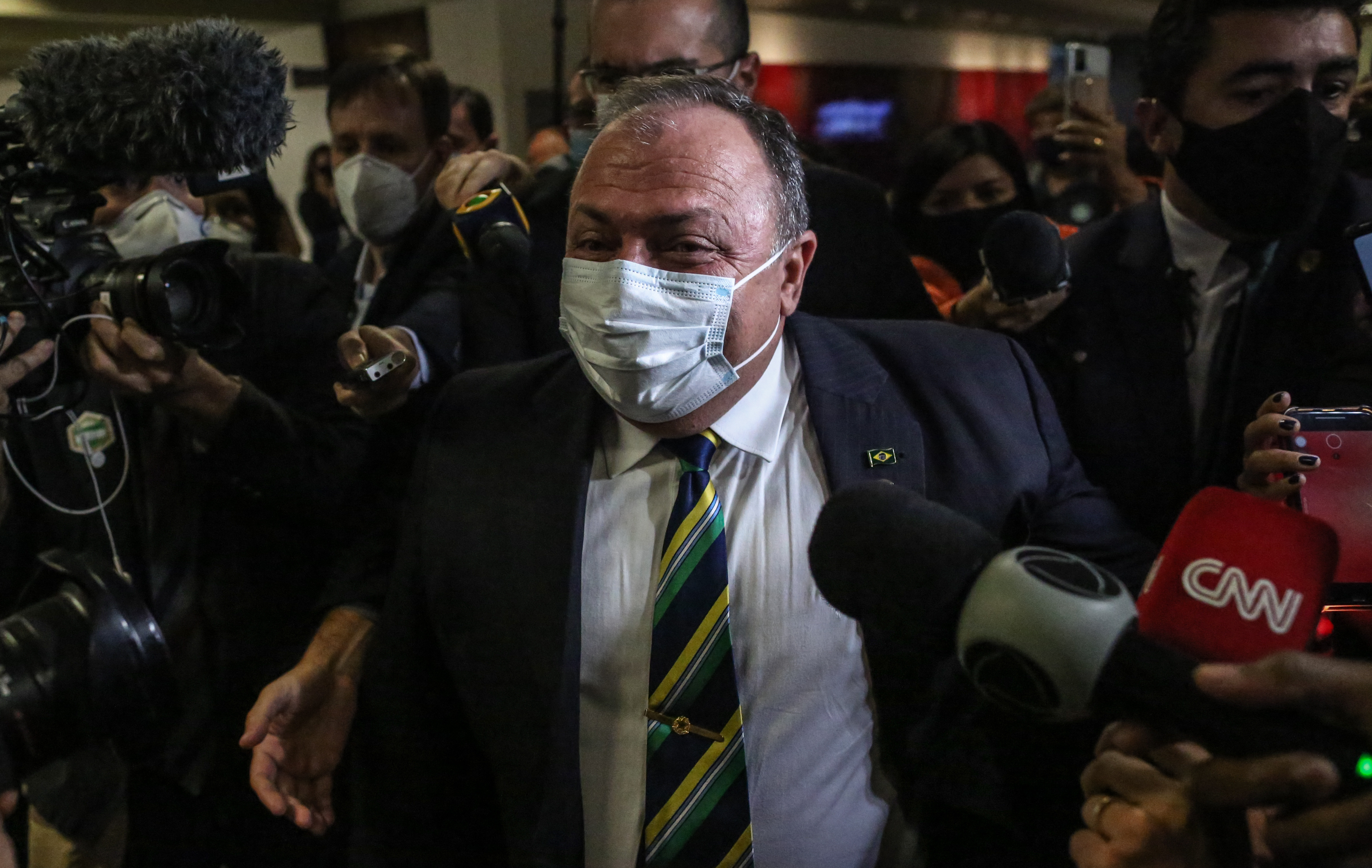 O ex-ministro da Saúde Eduardo Pazuello deixa o Senado após prestar depoimento