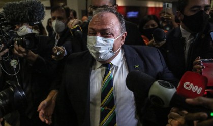 Pazuello desmente senadores e nega que tenha passado mal