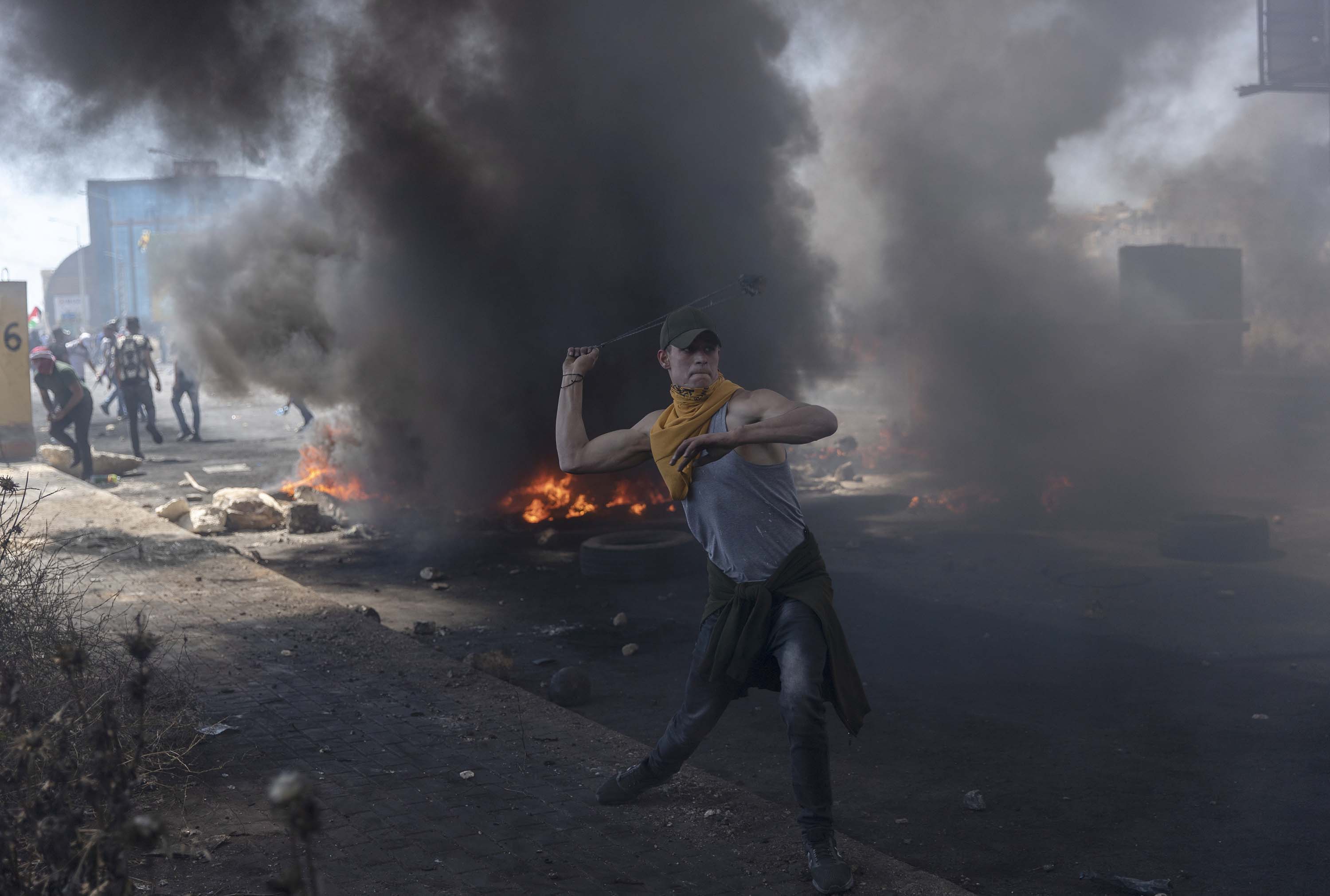 Palestino tenta impedir avanço do Exército israelense com um estilingue