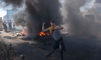 Palestino tenta impedir avanço do Exército israelense com um estilingue