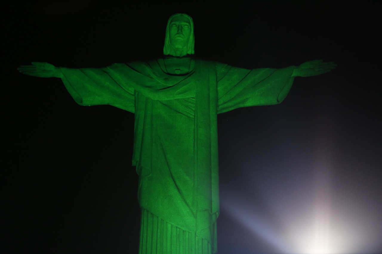 Cristo é iluminado em alusão à campanha contra racismo