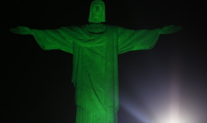 Cristo é iluminado em alusão à campanha contra racismo