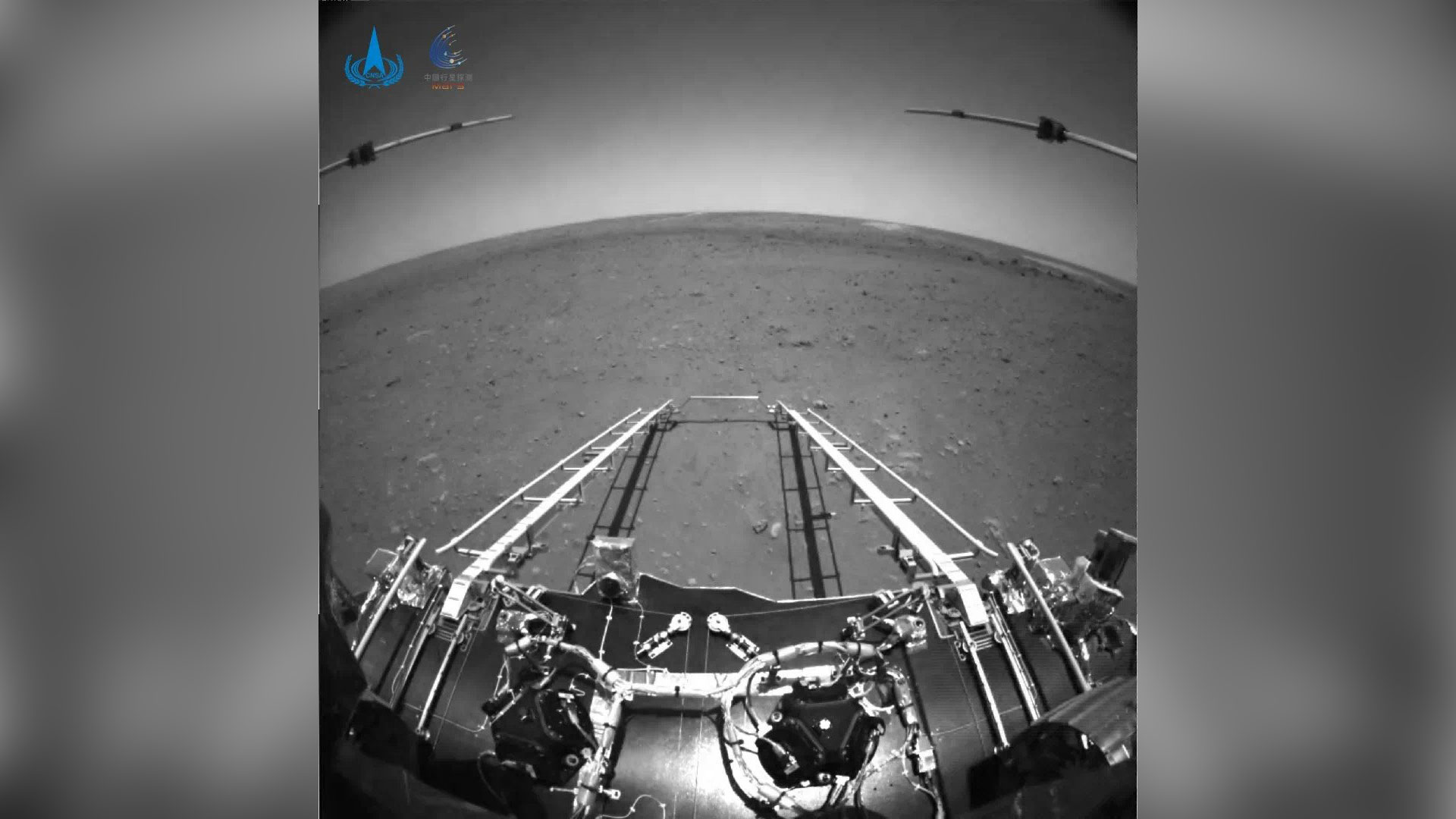 China divulgou as primeiras imagens tiradas por seu rover em Marte China divulgou as primeiras imagens tiradas por seu rover em Marte