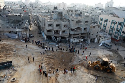 Moradores da Faixa de Gaza observam dano causado por míssil israelense