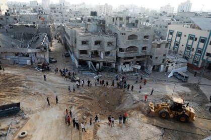 Moradores da Faixa de Gaza observam dano causado por míssil israelense
