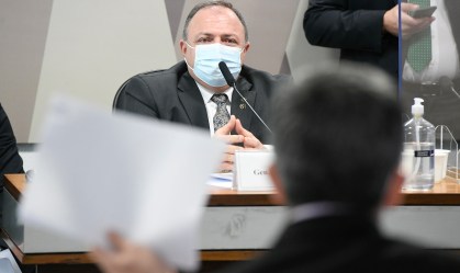 Randolfe Rodrigues (de costas) questiona o ex-ministro da Saúde Eduardo Pazuello