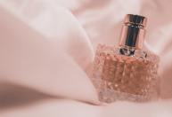 Entenda por que não é indicado usar perfumes em roupas ou nos cabelos